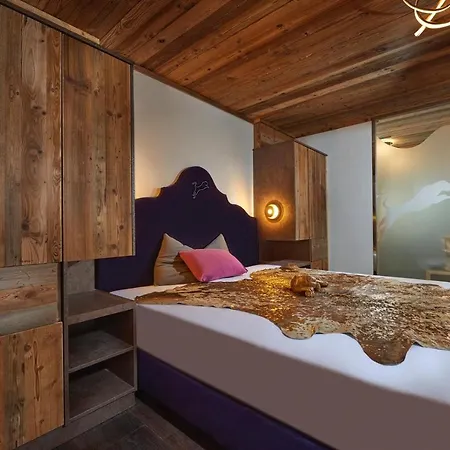 Panther'a Hotel